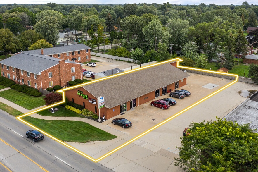 29900 Harper Ave, Saint Clair Shores, MI for lease - Building Photo - Image 1 of 3