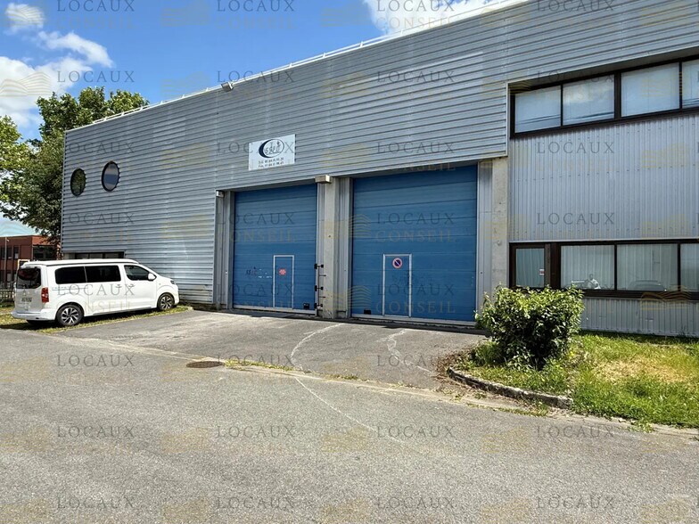 Flex in Collégien for lease - Building Photo - Image 1 of 5