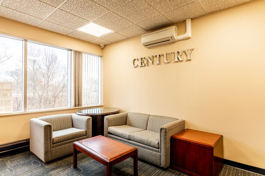 23 Maiden Ln, North Haven, CT for lease - Interior Photo - Image 3 of 9