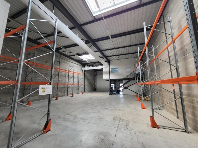 Flex in Corbas for lease - Interior Photo - Image 1 of 7