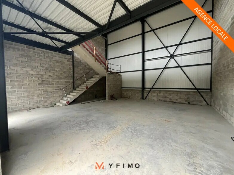 Flex in Aubergenville for lease - Interior Photo - Image 1 of 5