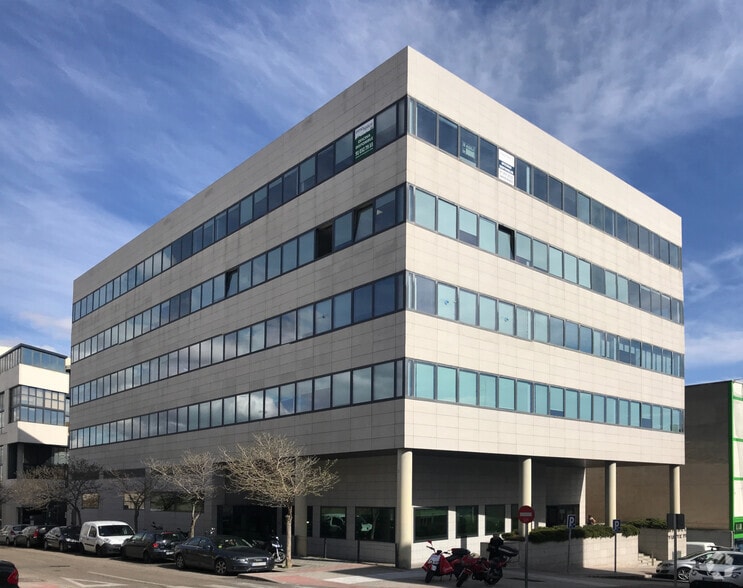 Calle Miguel Yuste, 17, Madrid, Madrid for lease - Building Photo - Image 2 of 4