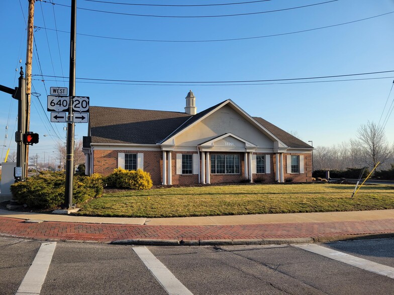 38201 Erie St, Willoughby, OH for lease - Building Photo - Image 1 of 3