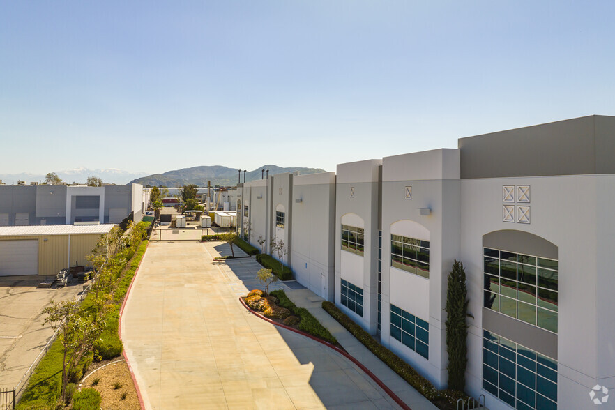 11751 Industry Ave, Fontana, CA for lease - Building Photo - Image 3 of 4