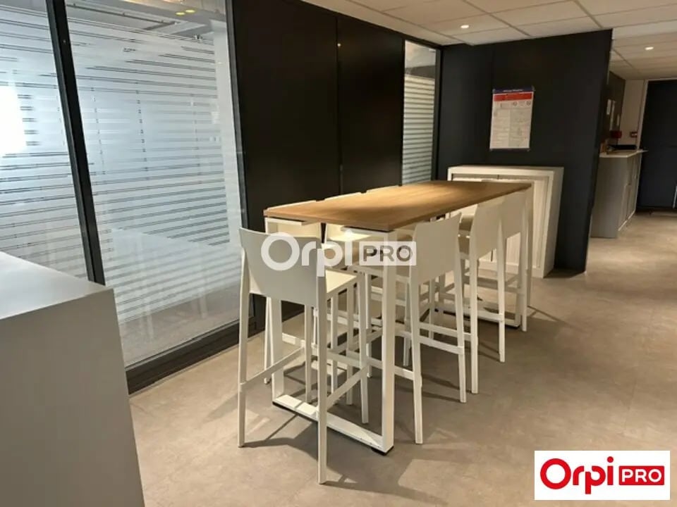 Office in Lille for sale Interior Photo- Image 1 of 11