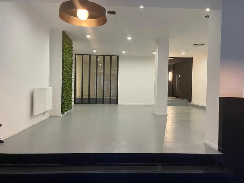 Retail in Bordeaux for lease - Interior Photo - Image 1 of 7