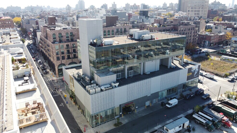 200 Kent Ave, Brooklyn, NY for lease - Building Photo - Image 2 of 23