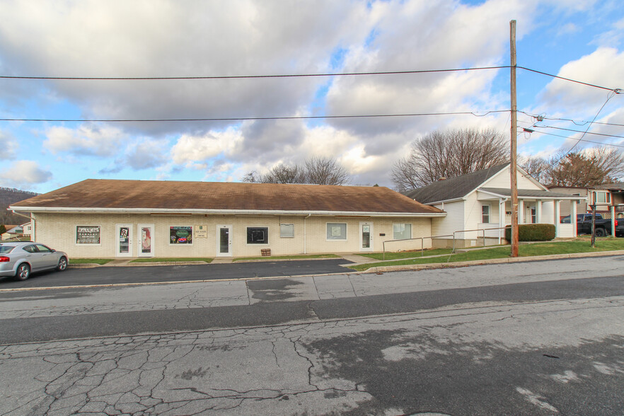 42 W 1st St, Wind Gap, PA for lease - Primary Photo - Image 1 of 3