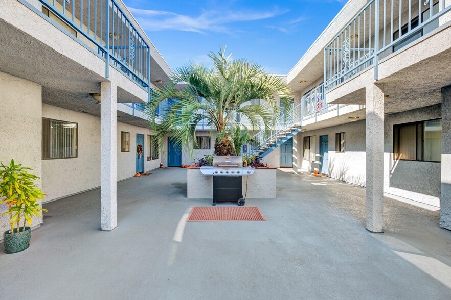 515 E Elmwood Ave, Burbank, CA for sale - Building Photo - Image 2 of 17