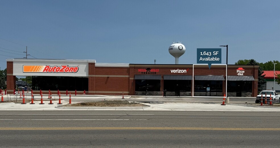 929 S Grand Ave, Fowlerville, MI for lease - Building Photo - Image 1 of 4