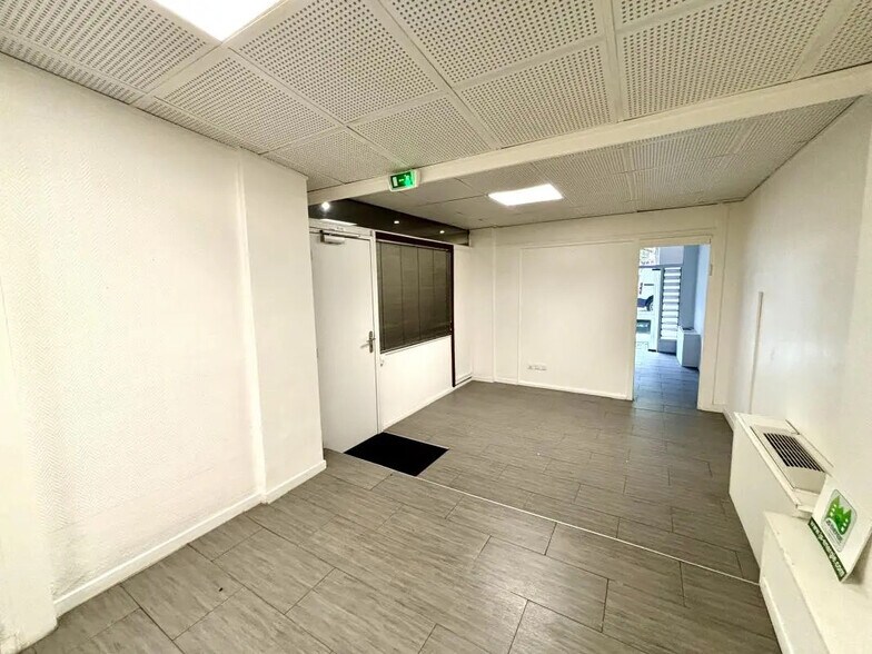 Office in Paris for lease - Building Photo - Image 2 of 6