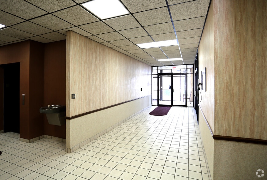 411 Wolf Ledges Pky, Akron, OH for lease - Interior Photo - Image 3 of 9