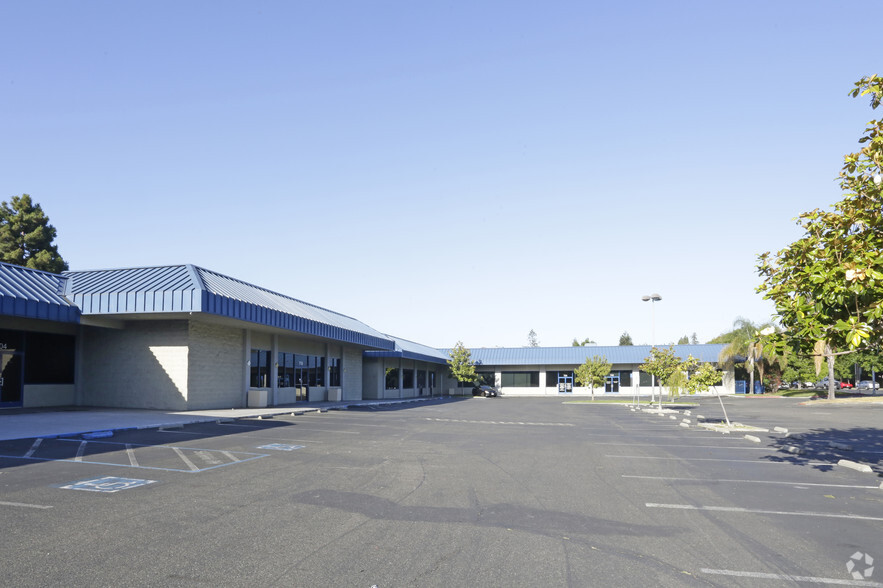 644-692 Mowry Ave, Fremont, CA for lease - Building Photo - Image 3 of 4