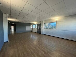 Retail in Marignane for sale Interior Photo- Image 1 of 10