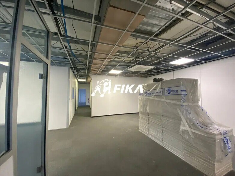Office in Toulouse for lease - Building Photo - Image 2 of 7