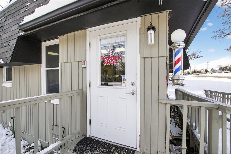 7045 Cooley Lake Rd, West Bloomfield, MI for sale - Building Photo - Image 2 of 13