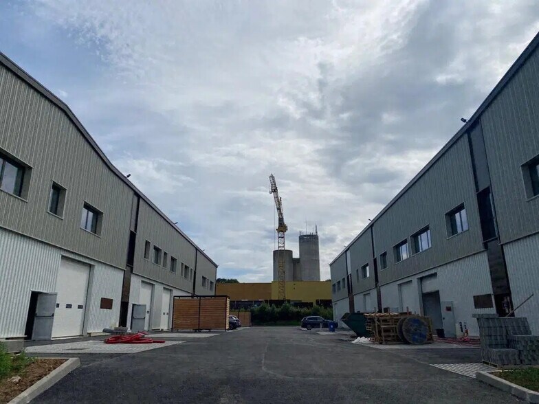 Office in Osny for lease - Building Photo - Image 3 of 3