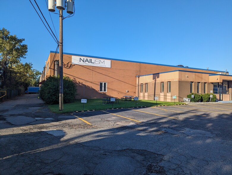 300 W Commercial Ave, Moonachie, NJ for lease - Building Photo - Image 1 of 1