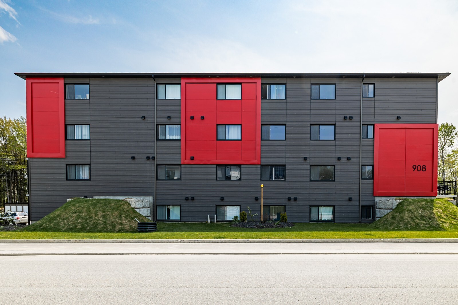 908 Rue Lamarche, Sherbrooke, QC for sale Primary Photo- Image 1 of 1