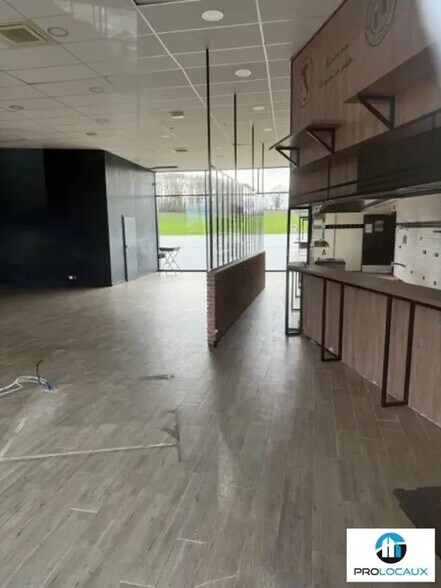 Retail in Beauvais for lease - Building Photo - Image 2 of 7