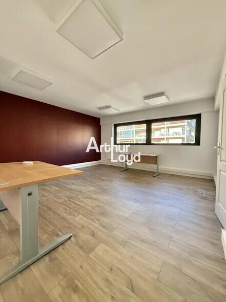 Office in Le Cannet for lease - Interior Photo - Image 3 of 5
