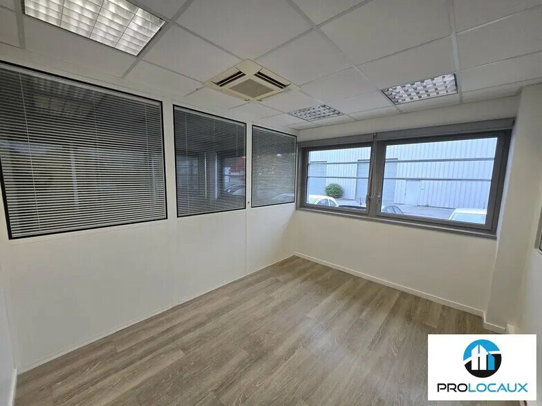Office in Amiens for lease - Interior Photo - Image 2 of 3