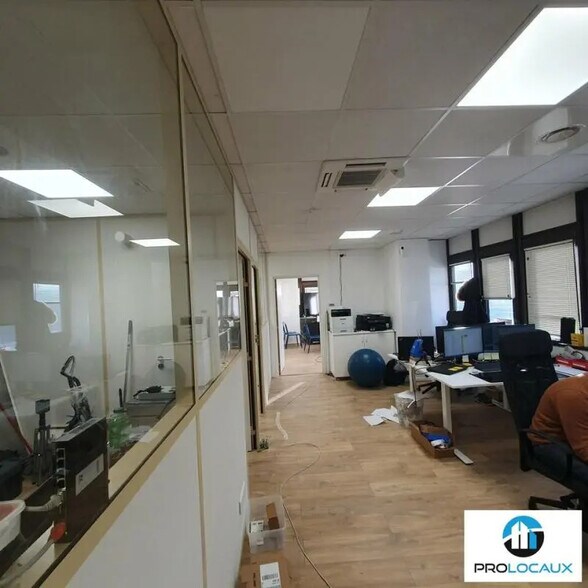 Office in Grenoble for lease - Interior Photo - Image 1 of 9