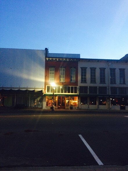 108 E Sam Rayburn Dr, Bonham, TX for sale - Primary Photo - Image 1 of 1