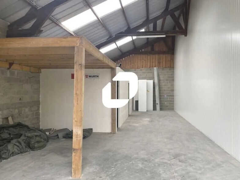 Flex in Livilliers for lease - Interior Photo - Image 2 of 11