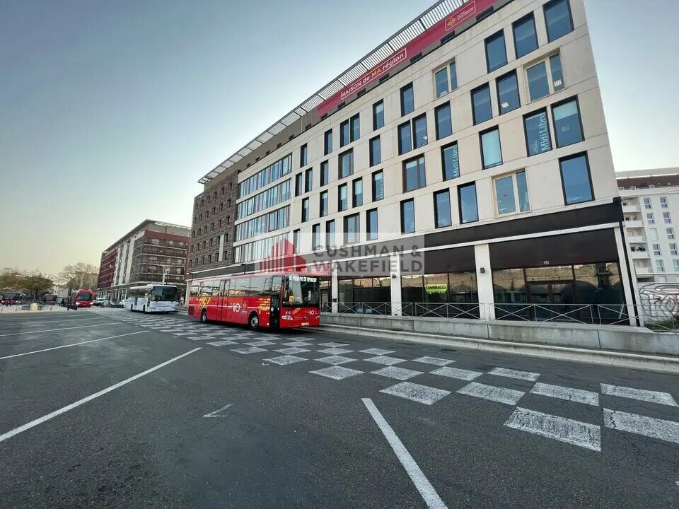 Retail in Nîmes for lease Building Photo- Image 1 of 2