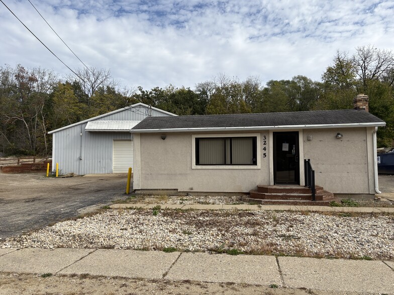 3245 Riverside Dr, Beloit, WI for sale - Building Photo - Image 2 of 31