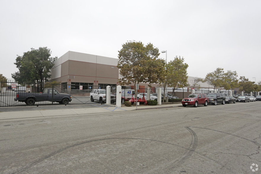 2601 Sequoia Dr, South Gate, CA for lease - Building Photo - Image 2 of 7