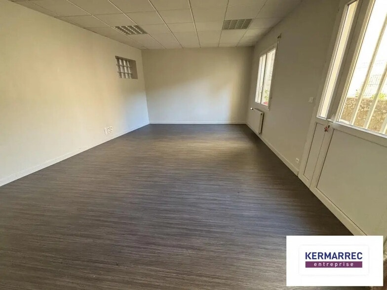Office in Vannes for lease - Interior Photo - Image 3 of 4