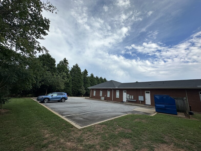 20 Roper Corners Cir, Greenville, SC for lease - Building Photo - Image 2 of 2