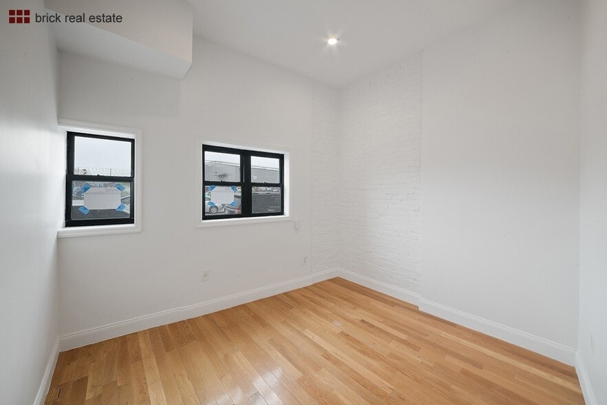 1860 Flushing Ave, Flushing, NY for sale - Interior Photo - Image 2 of 18