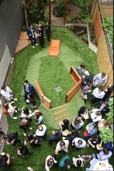 207 Thompson St, New York, NY for lease - Building Photo - Image 2 of 4