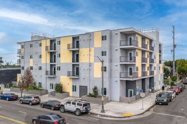 More details for 300 W 60th St, Los Angeles, CA - Multifamily for Auction