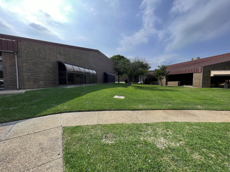 817 Greenview Dr, Grand Prairie, TX for lease - Primary Photo - Image 1 of 3