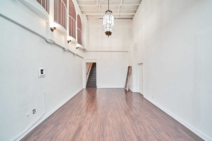1071 N Fairfax Ave, West Hollywood, CA for lease - Interior Photo - Image 2 of 12
