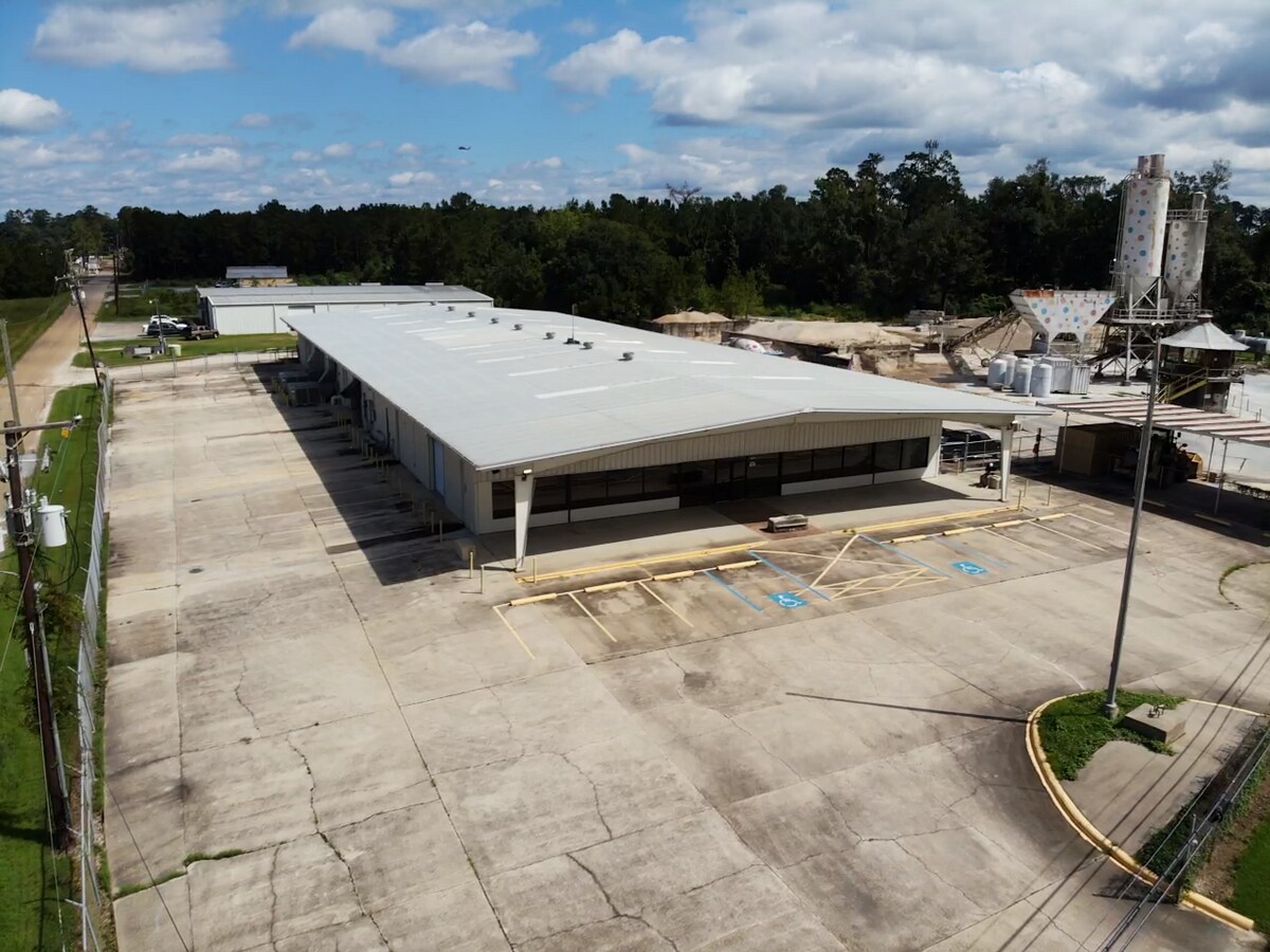 2103 US190 Hwy, Hammond, LA 70401 Spacious Showroom & Warehouse For