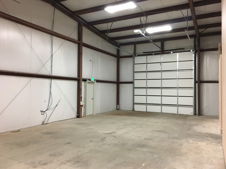 1464 E Ridge St, Washington, UT for lease - Interior Photo - Image 2 of 8