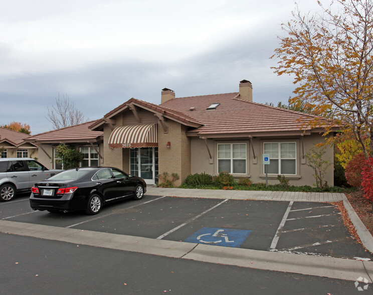 3675 Lakeside Dr, Reno, NV for lease - Primary Photo - Image 1 of 8