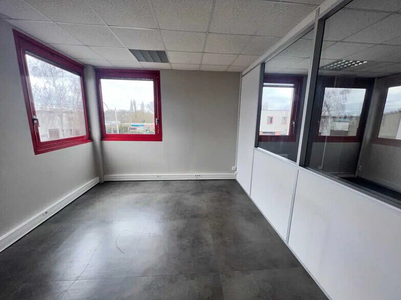 Office in La Madeleine for lease - Interior Photo - Image 1 of 6