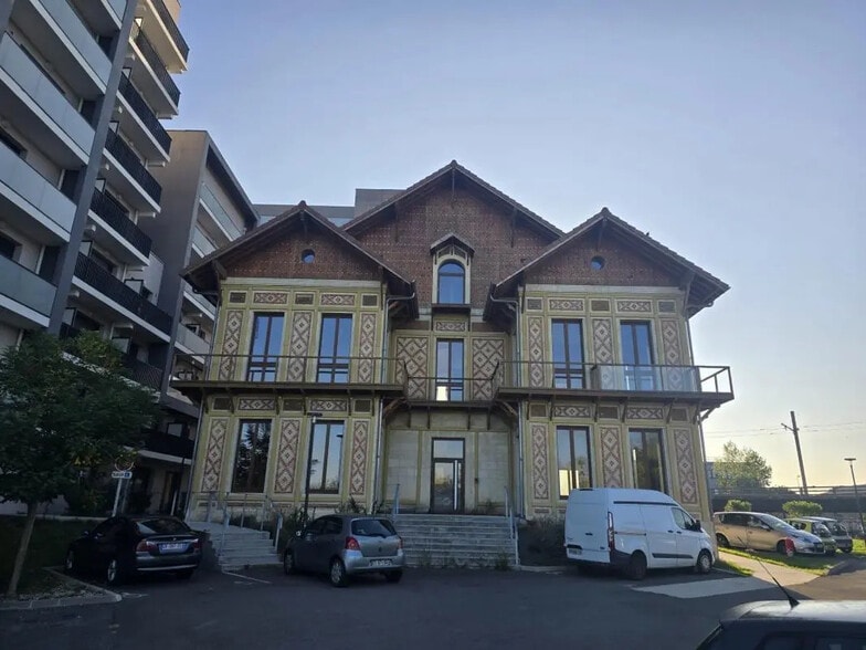 Office in Lormont for sale - Building Photo - Image 1 of 5