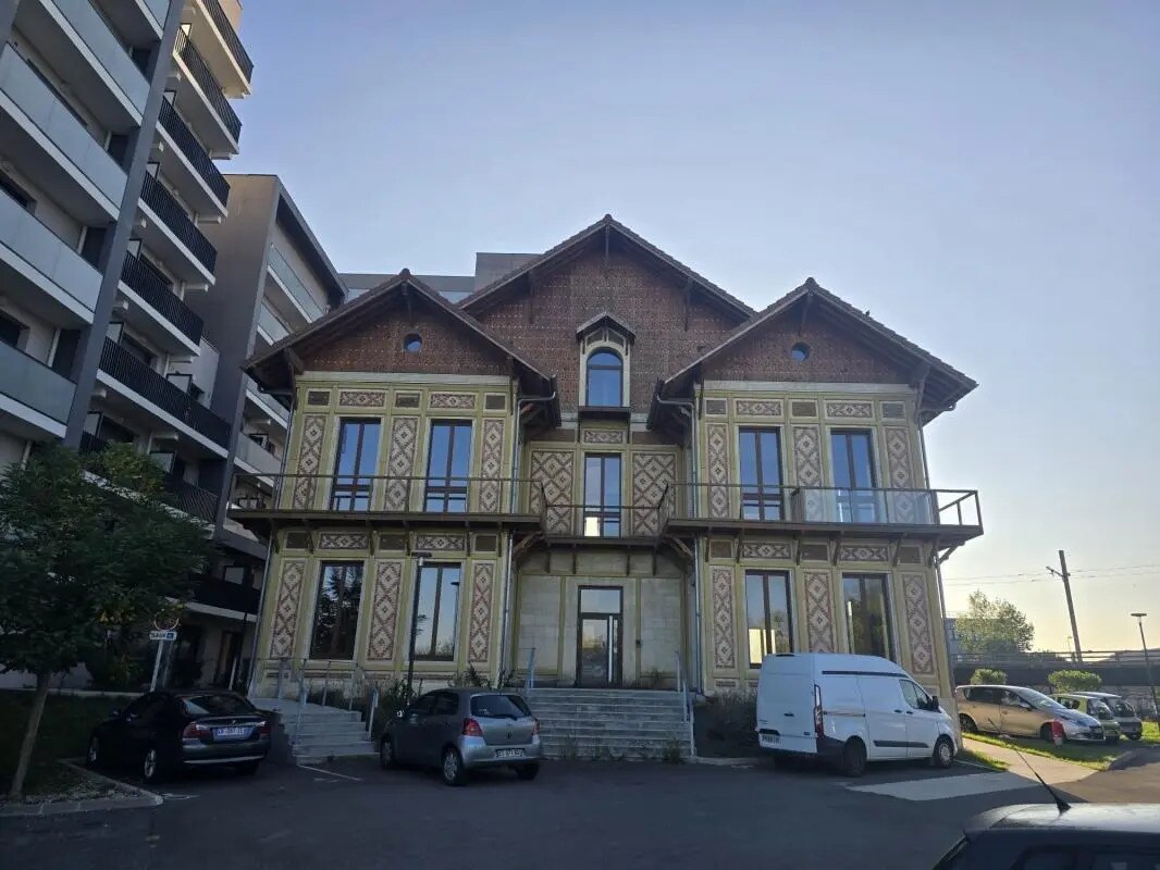 Office in Lormont for sale Building Photo- Image 1 of 6