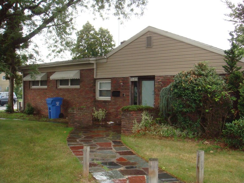95 Adams St, Iselin, NJ for sale - Primary Photo - Image 1 of 1