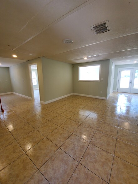 110 Bry Lynn Dr, Melbourne, FL for sale - Interior Photo - Image 2 of 6