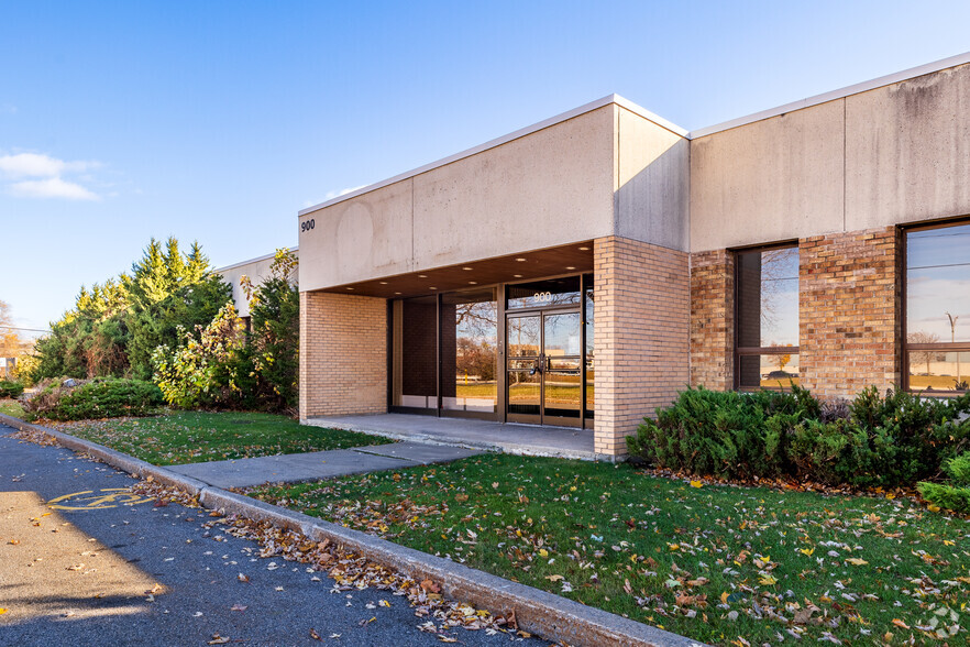 900-950 Boul Saint-Martin O, Laval, QC for lease - Building Photo - Image 1 of 26