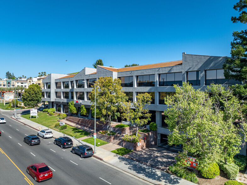 20700 Ventura Blvd, Woodland Hills, CA for lease - Building Photo - Image 1 of 22