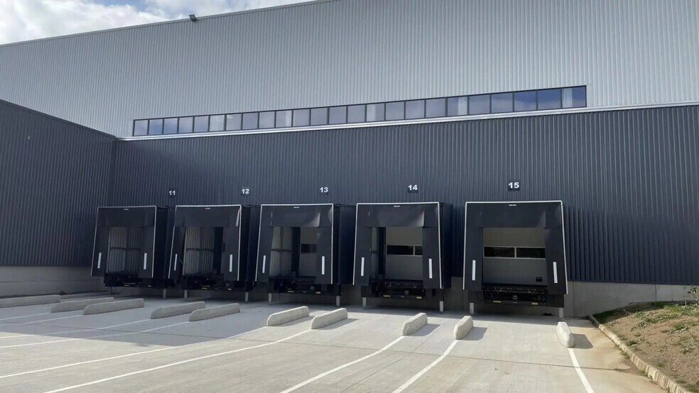 Industrial in Bain-de-Bretagne for lease - Building Photo - Image 3 of 12